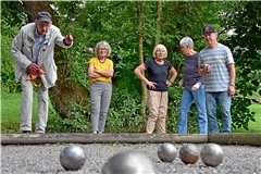 Peter Lier (von links) hofft, seine Kugel möglichst nah an das „Schweinchen“ heranzubefördern. Anni Richter, Christine Guske, Ursula Föll und Fritz Ostertag beobachten seinen Wurf mit Spannung. Foto: Tobias Sellmaier