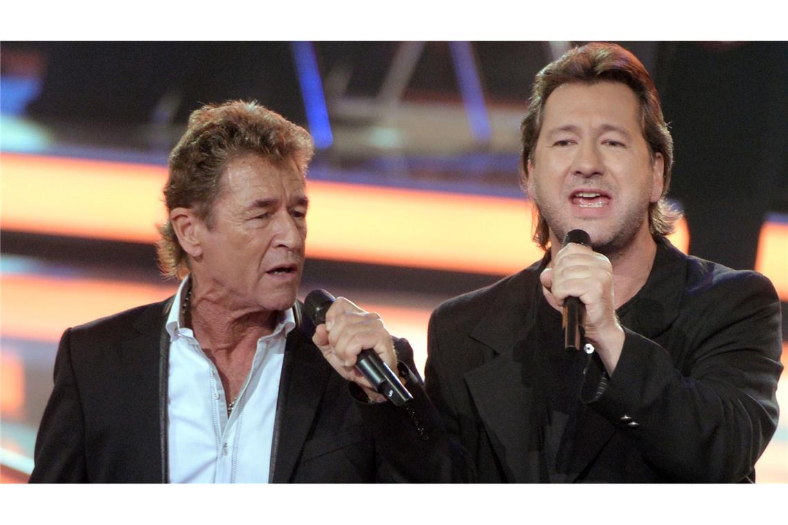 "Über sieben Brücken" - Der steinige Weg der Rockband Karat Peter Maffay - hier mit Karat-Sänger Claudius Dreilich (rechts) - hat noch vor dem Mauerfall den Karat-Song "Über sieben Brücken musst Du gehn" gecovert. (Archivbild)