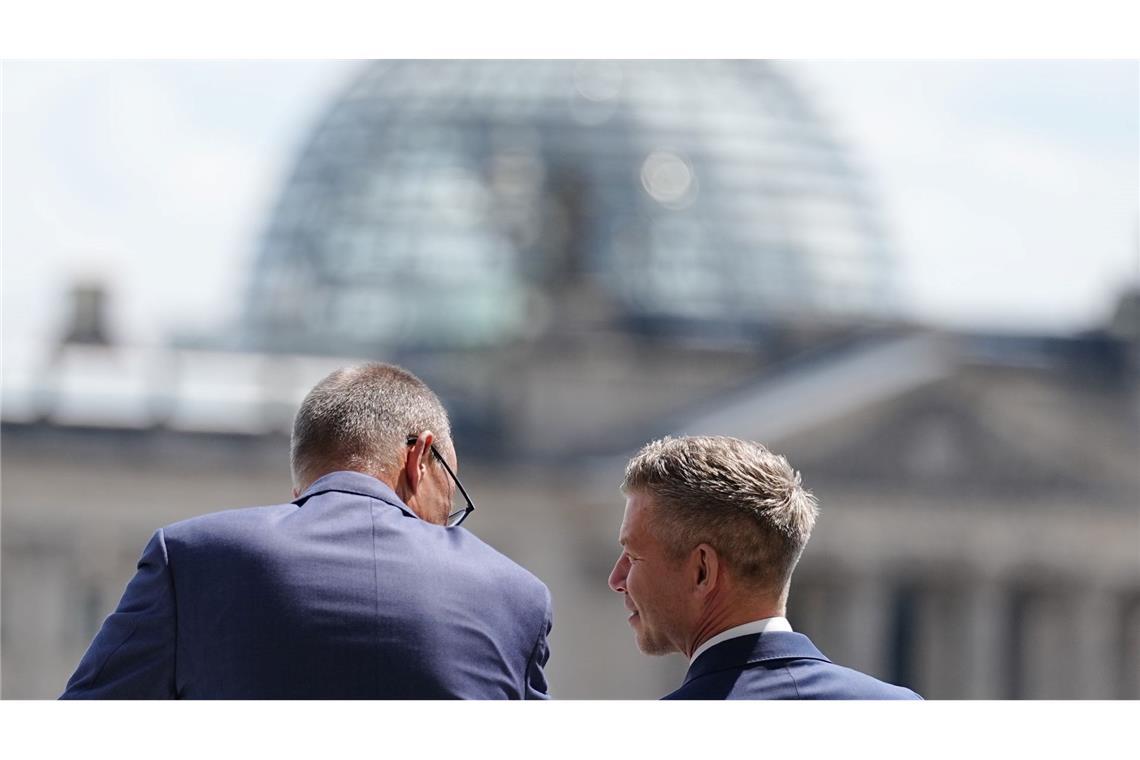 Péter Magyar (r), Ungarns Ministerpräsident, und Bundeskanzler Friedrich Merz (CDU) stehen nach den militärischen Ehren für ein Gespräch auf dem Balkon des Bundeskanzleramtes in Berlin.