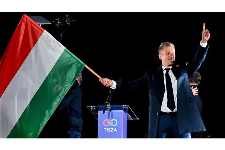 Peter Magyar, Vorsitzender der Oppositionspartei Tisza, schwenkt die ungarische Flagge nach der Bekanntgabe der Teilergebnisse der Parlamentswahl.