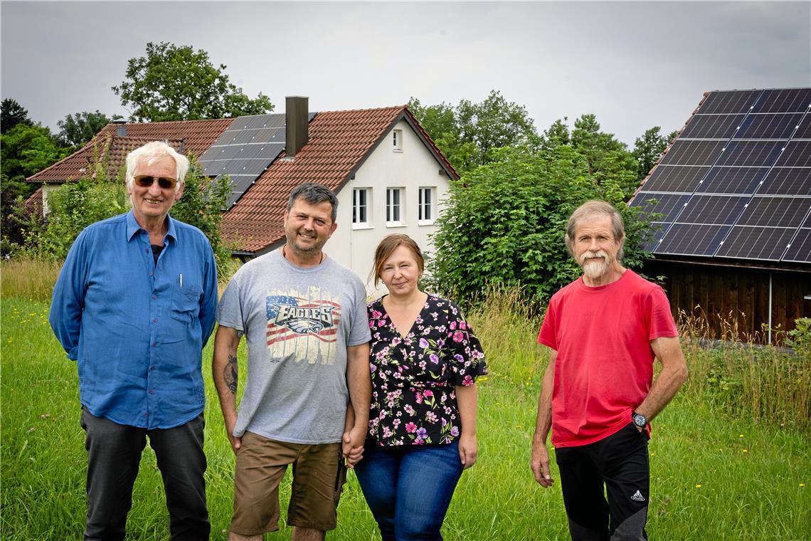 Neustart für das Naturfreundehaus in Sechselberg Peter Müller, Frank Besler, Renata Wenzel und Joachim Wagner (von links) blicken hoffnungsvoll in die Zukunft des Naturfreundehauses. Im Hintergrund sind die Fotovoltaikanlagen auf der Gaststätte (links) und dem Schlafhaus (rechts) zu sehen. Foto: Alexander Becher