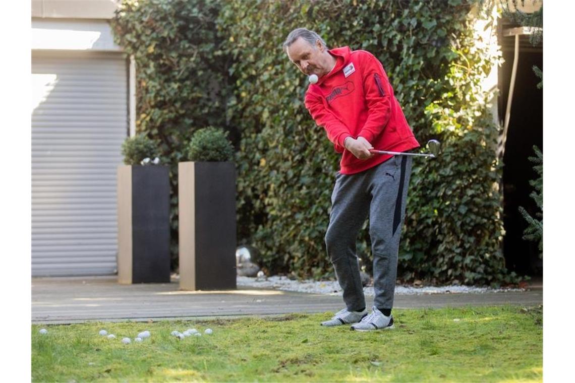 Peter Neururer übt in seinem Garten Golf. Foto: Rolf Vennenbernd/dpa