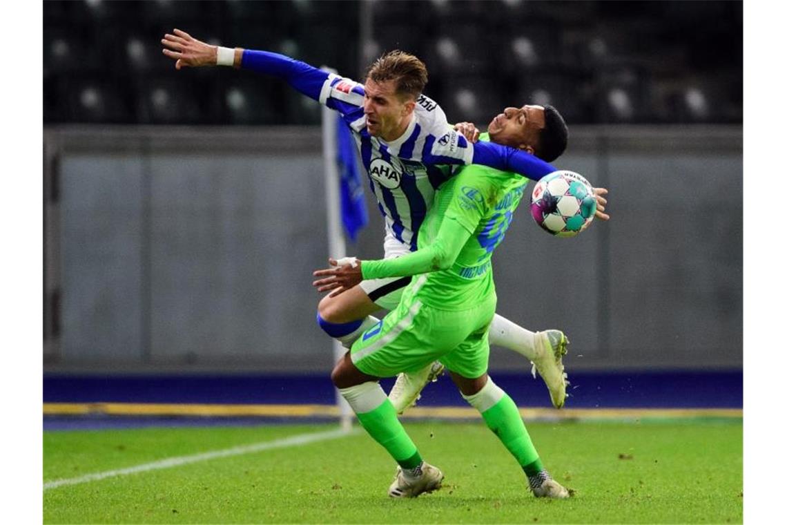 Peter Pekarik (l) von Hertha und Joao Victor von Wolfsburg kämpfen um den Ball. Foto: Soeren Stache/dpa-Zentralbild/dpa