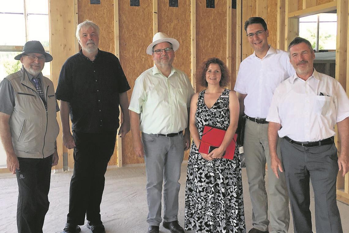 Peter Ruf, Vorsitzender der Stiftung Lebenswert, Titus Simon, Vorsitzender des Kuratoriums, Wolfgang Sartorius, stellvertretender Stiftungsvorsitzender, Stefanie Böhm, Leiterin des Sozialdezernats beim Landkreis, Landrat Richard Sigel, Fürsprecher der Stiftung, und Vorstand Bernd Messinger (von links) setzen sich dafür ein, das jeder Mensch ein würdevolles Leben führen kann und in Notlagen schnell Hilfe bekommt. Foto: Erlacher Höhe