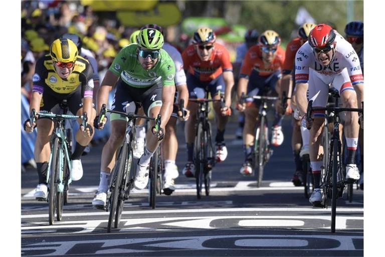 Peter Sagan (2.v.l) im Endspurt neben Alexander Kristoff (r) - Sagan belegt den vierten Platz. Foto: Yorick Jansens/BELGA