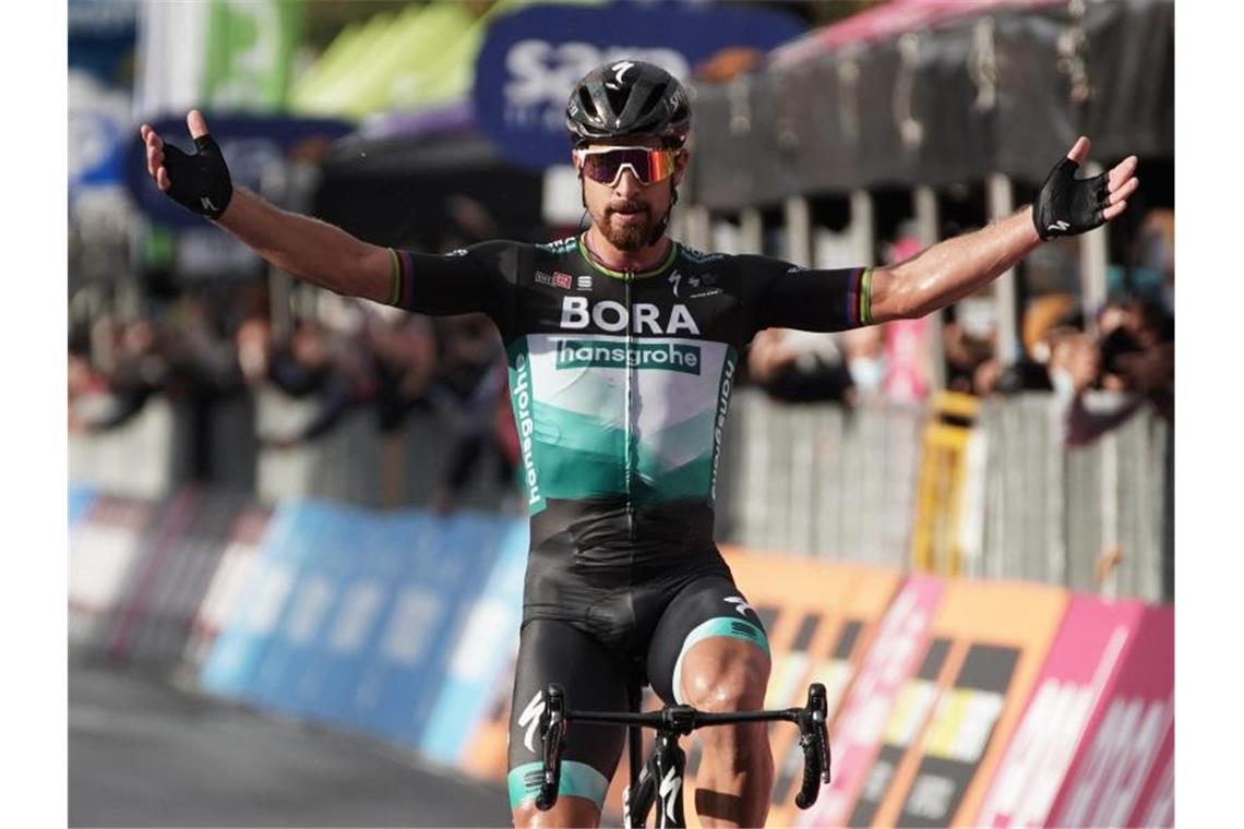 Sagan siegt im Corona-Chaos - Zwei Fahrer bei Giro raus Peter Sagan feierte nach über einem Jahr wieder einen Etappenerfolg. Foto: Gian Mattia D'alberto/LaPresse via ZUMA Press/dpa