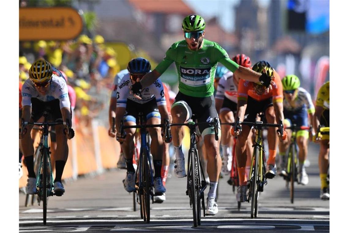 Peter Sagan (M/grün) kann sich in Colmar im Zielsprint durchsetzen und den Tagessieg holen. Foto: David Stockman/BELGA