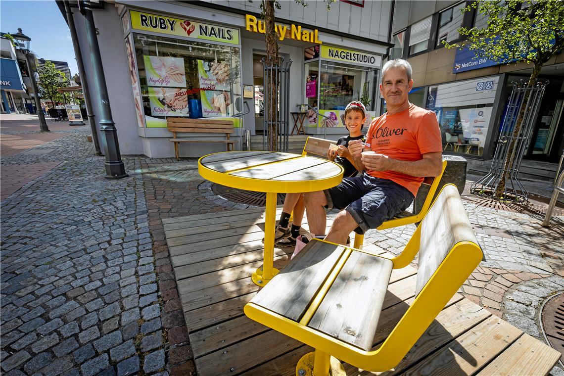 Peter Schaak und sein Sohn Ben haben es sich in der Uhlandstraße an einem der temporären Picknicktische bequem gemacht.Foto: Alexander Becher