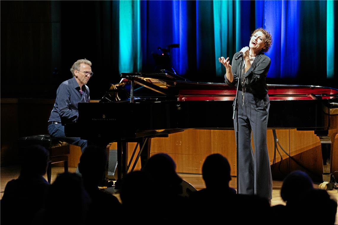 Peter Schindler hat Mörikes Liebesgedichte und die weiterer Dichter aus verschiedenen Epochen in Chansons verwandelt, jazzig, poppig, garniert mit ein bisschen Weltmusik. Im Bürgerhaus begleitet er am Flügel die Sopranistin Sandra Hartman. Foto: Alexander Becher