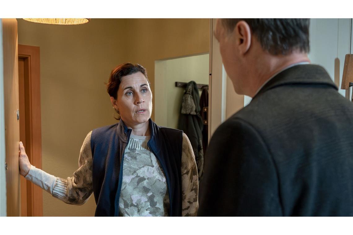 Peter Schnabel (Martin Brambach, re.) klingelt an der Haustür der Hausmeisterin (Nina Kunzendorf) – sie ist Amandas Mutter. Was weiß sie?