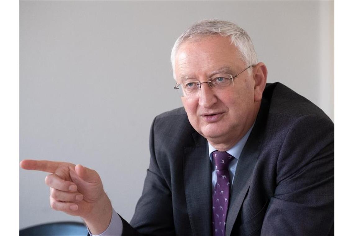 Sparer tragen noch mehr Geld zu den Sparkassen Peter Schneider, der Präsident des Sparkassenverbandes Baden-Württemberg, aufgenommen bei einem Gespräch mit Journalisten der Deutschen Presse-Agentur. Foto: Bernd Weissbrod/dpa