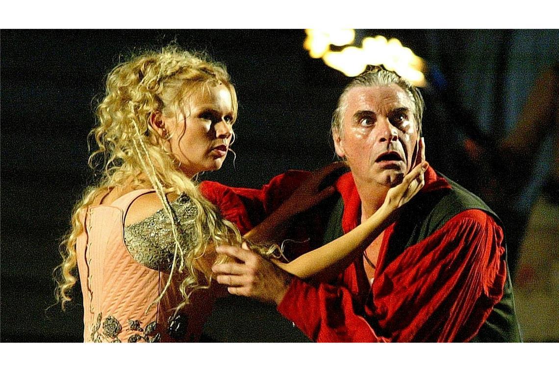 800 Mal der Tod eines Superreichen in Salzburg Peter Simonischek und Veronica Ferres bei einer "Jedermann"-Probe 2003.
