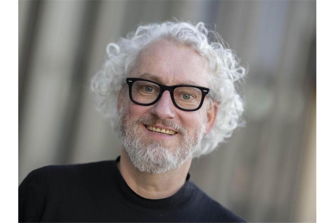 Land und Stadt Karlsruhe wollen Spuhlers Abgang Peter Spuhler, Generalintendant des Badischen Staatstheaters Karlsruhe, lächelt. Foto: Uli Deck/dpa/Archivbild