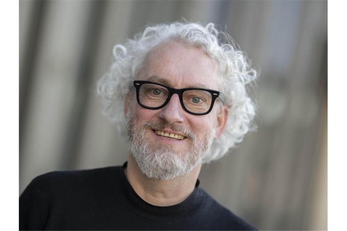 Verwaltungsrat entscheidet über Vertrag von Theaterintendant Peter Spuhler, Generalintendant des Badischen Staatstheaters Karlsruhe, lächelt. Foto: Uli Deck/dpa/Archivbild