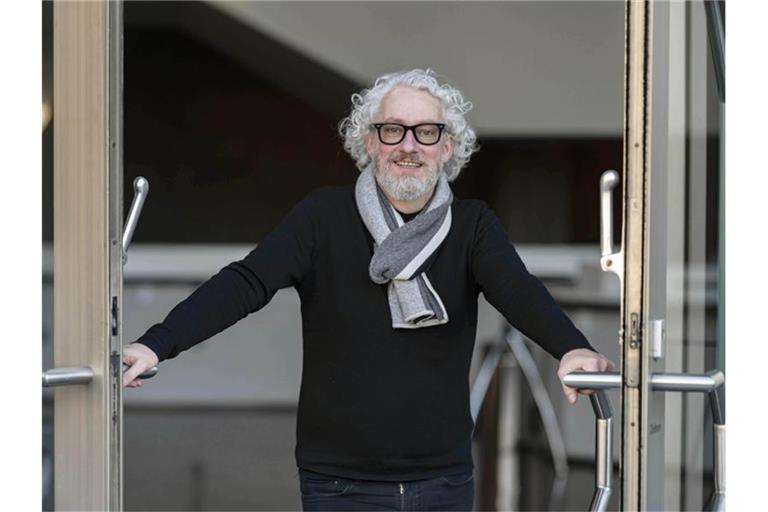 Peter Spuhler, Generalintendant des Badischen Staatstheaters Karlsruhe, schaut in die Kamera. Foto: Uli Deck/dpa