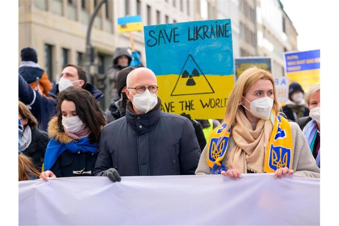 Erneut große Proteste gegen Ukraine-Krieg Peter Tschentscher (SPD), Erster Bürgermeister in Hamburg, und Iryna Tybinka, Generalkonsulin der Ukraine in Hamburg, demonstrieren für den Frieden. Foto: Jonas Walzberg/dpa
