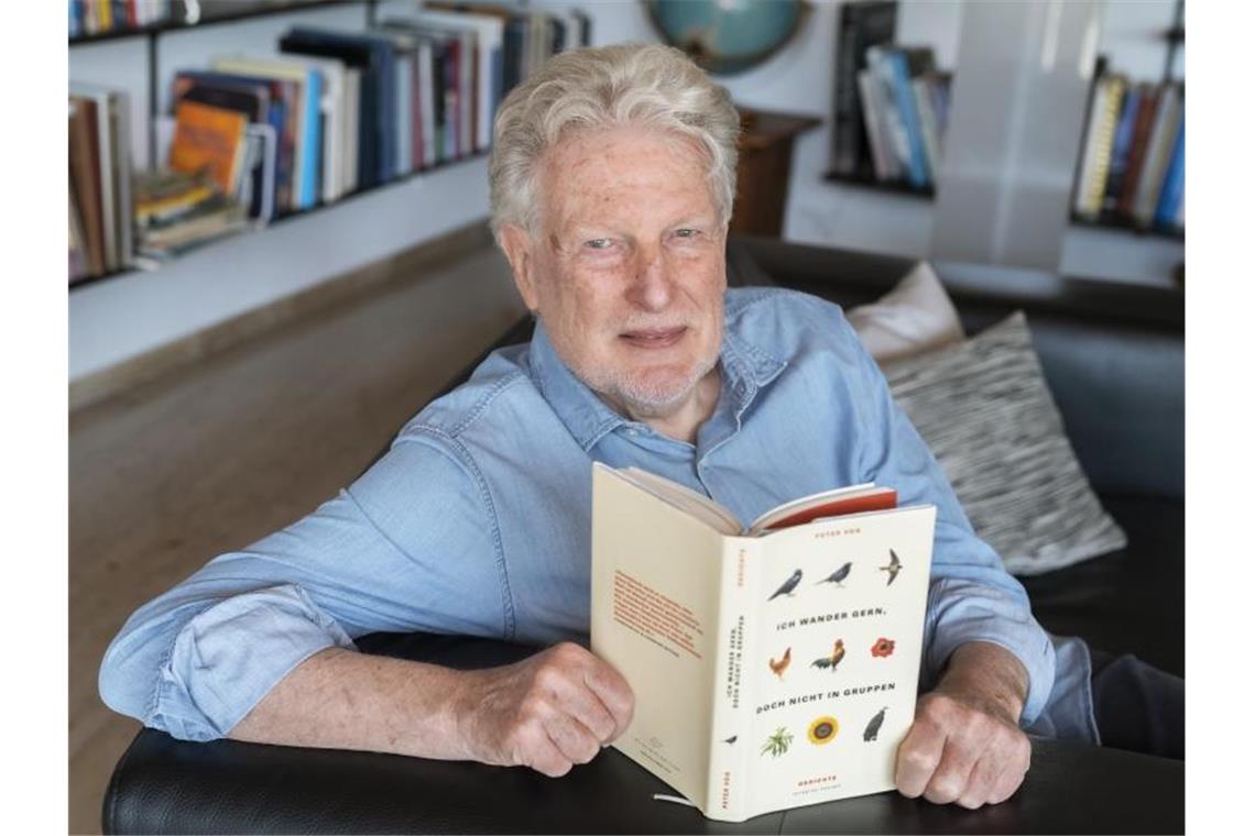 Ex-Intendant Voß sieht Renaissance der seriösen Nachrichten Peter Voß sitzt in seinem Wohnzimmer. Foto: Uli Deck/dpa