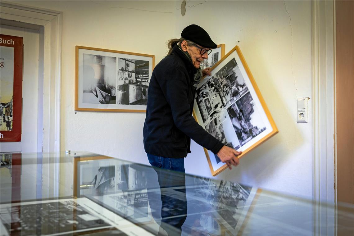 Peter Wolf hängt die neuen Fotografien im Kabinett des Helferhauses auf. Fotos: Alexander Becher 