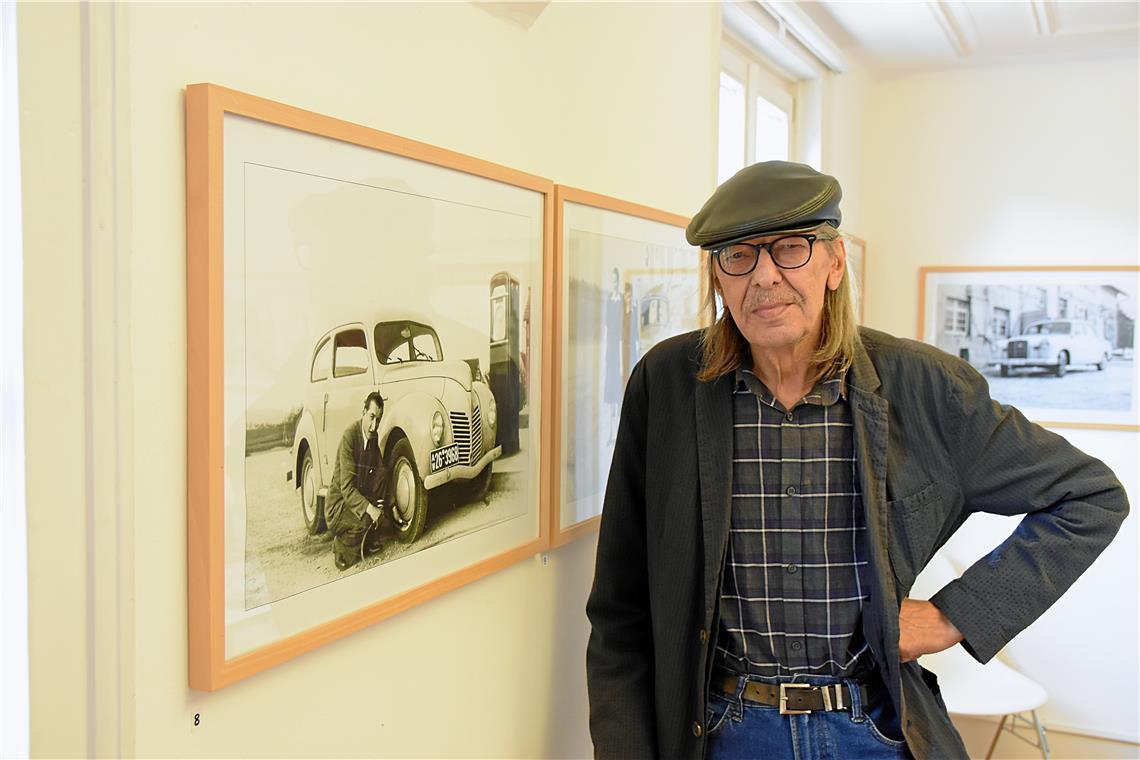 Automobilfotos aus acht Jahrzehnten Peter Wolf hat zahlreiche Anekdoten und Geschichten zu seiner neuen Ausstellung parat. Foto: Tobias Sellmaier
