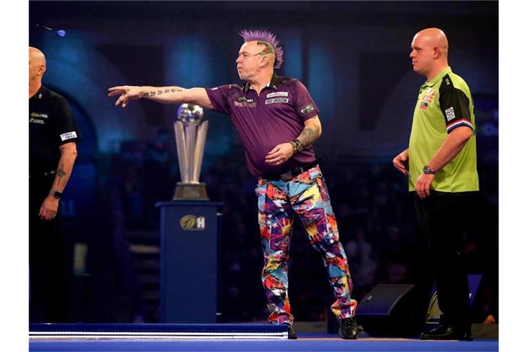 Peter Wright (M) konnte die Darts-WM zum ersten Mal gewinnen. Foto: Steven Paston/PA Wire/dpa