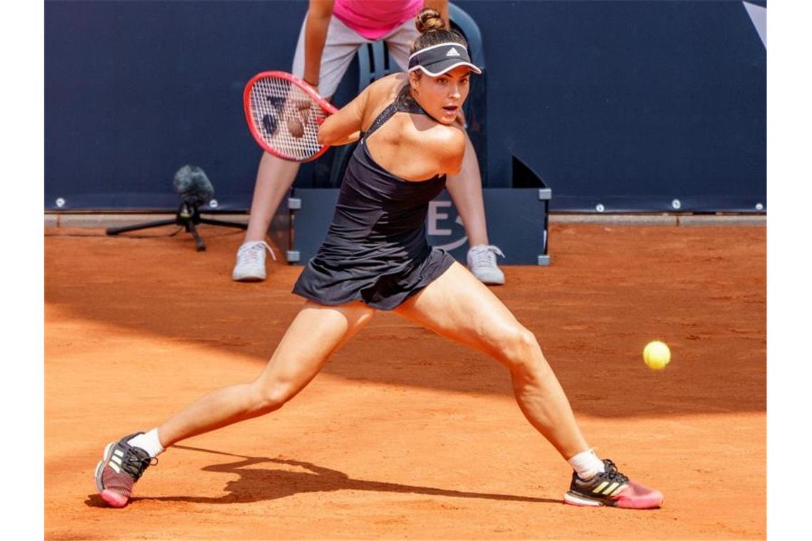 Entkräftete Petkovic unterliegt Qualifikantin Ruse Petkovic-Finalgegnerin Elena-Gabriela Ruse spielt einen Ball. Foto: Axel Heimken/dpa