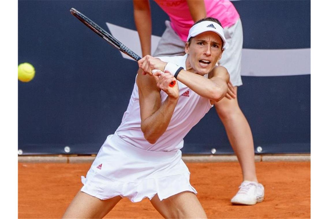 Petkovic musste sich im Finale von Hamburg der Rumänin Elena Ruse mit 6:7 (6:8), 4:6 geschlagen geben. Foto: Axel Heimken/dpa