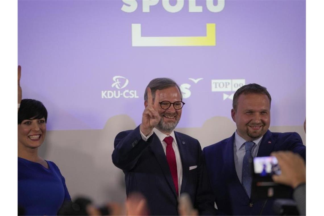 Petr Fiala (M) vom konservativen Oppositionsbündnis Spolu freut sich über den Sieg. Foto: Darko Bandic/AP/dpa
