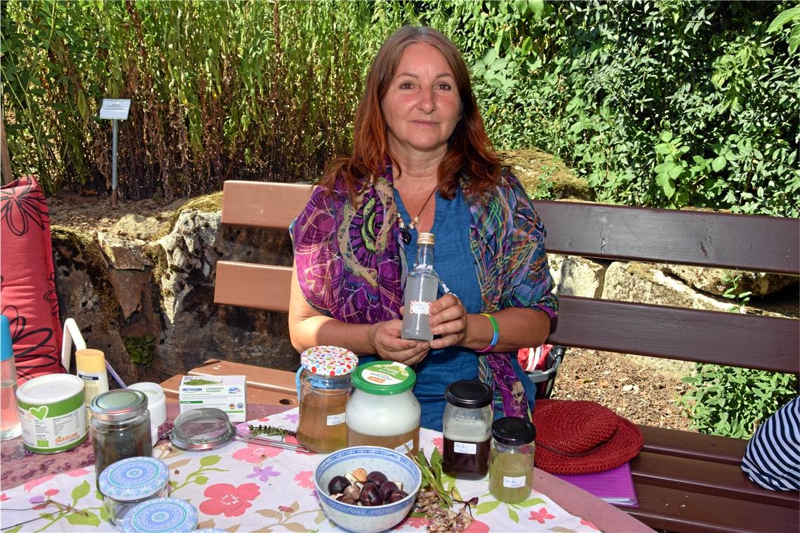 Wie man mit Pflanzen Flüssigseife und Waschmittel herstellt Petra Baader hat schon viele verschiedene Kräuterseifen hergestellt. Foto: Elisabeth Klaper