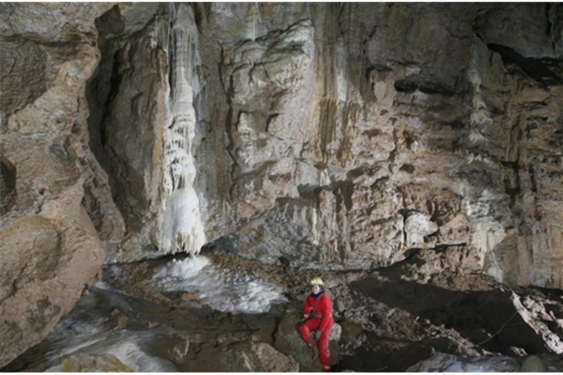 Petra Boldt im Nordgang der Vetterhöhle vor meterhohen Sinter.