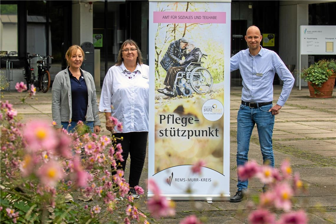 Vertrauen schaffen ist die Basis Petra Gentner, Margit Mahler und Andreas Helber (von links) stehen im Pflegestützpunkt Backnang in der Erbstetter Straße 58 für Fragen zur Verfügung. Foto: A. Becher