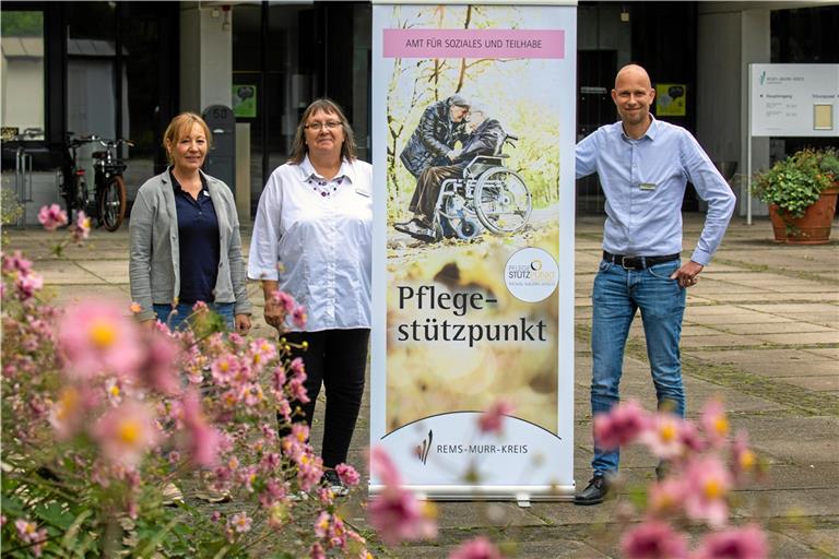 Petra Gentner, Margit Mahler und Andreas Helber (von links) stehen im Pflegestützpunkt Backnang in der Erbstetter Straße 58 für Fragen zur Verfügung. Foto: A. Becher