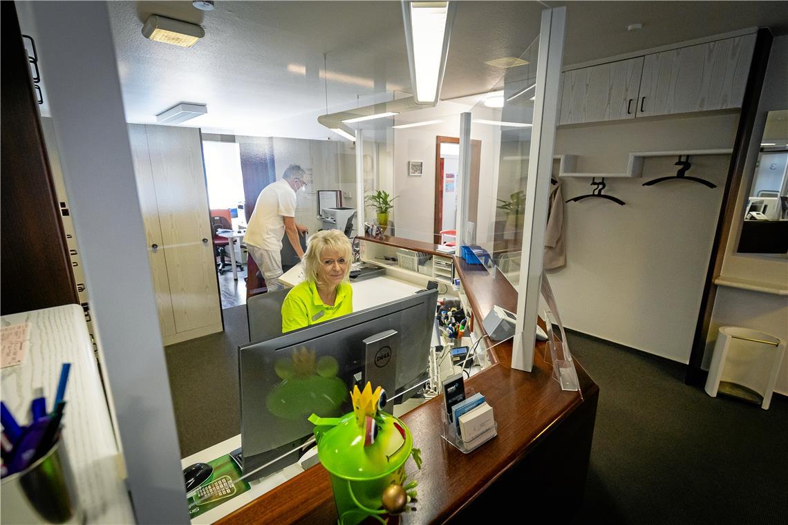 Petra Große ist von einer Plexiglasscheibe geschützt. Seit der Coronapandemie setzen viele Arztpraxen noch immer darauf.