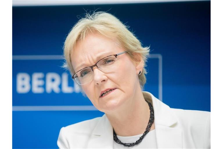 Petra Michaelis, bisherige Berliner Landeswahlleiterin, stellt nach zahlreichen Pannen bei der Wahl am vergangenen Sonntag ihr Amt zur Verfügung. Foto: Christoph Soeder/dpa