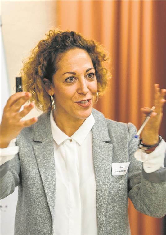 Ein Papagei im Jugendhaus Petra Nonnenmacher vom Kreisjugendamt gehört zu den Ansprechpartnerinnen bei der Ortsjugendkonferenz in Allmersbach im Tal.