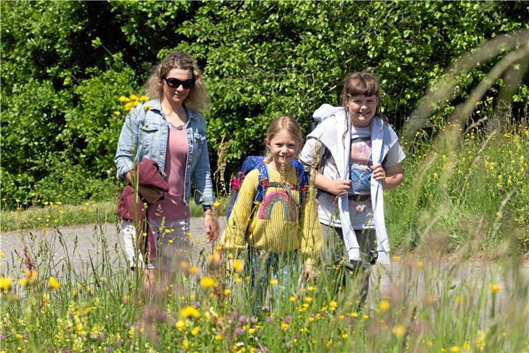 Petra Reinhard holt ihre Töchter Mara und Emma (rechts) häufig von der Grundschule Oberweissach ab und macht sich dann gemeinsam mit ihnen zu Fuß auf den Heimweg nach Bruch. Foto: Alexander Becher