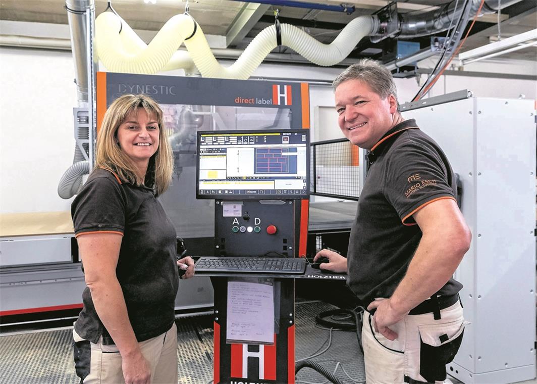 Petra Schweitzer und Mario Esch an der neuen CNC-Maschine. Sie ermöglicht der Schreinerei, die Einzelteile für ein Möbelstück aus einer großen Platte so ökonomisch wie möglich zuzuschneiden, Löcher zu setzen und die Teile genau zu kennzeichnen. Dann heißt es nur noch, sie beim Kunden aufzubauen. 