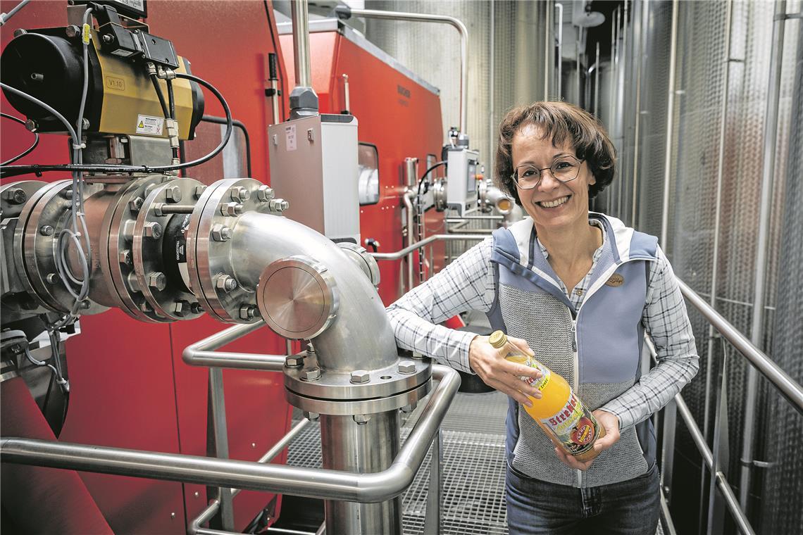 Petra Streker mit einer Flasche „Neue Ernte“. Foto: Alexander Becher