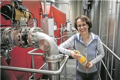 Petra Streker mit einer Flasche „Neue Ernte“. Foto: Alexander Becher