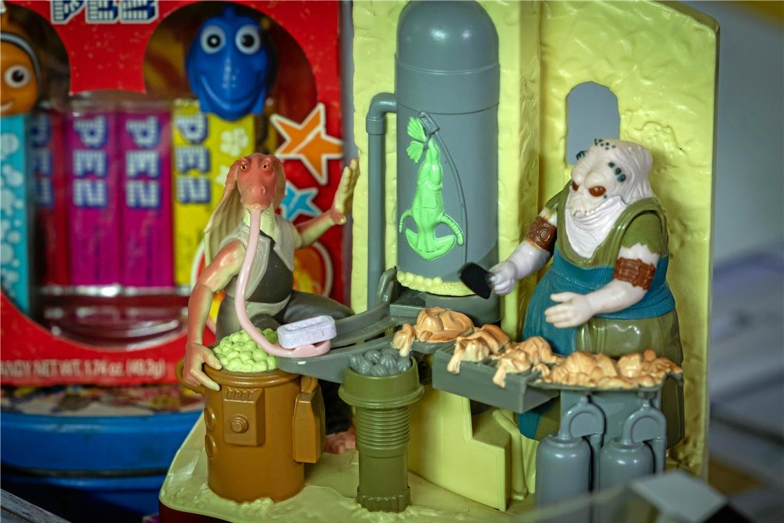 Süße Leidenschaft für Spender PEZ stellt auch Szenen aus bekannten Kinoproduktionen wie Star Wars oder anderen Science-Fiction-Filmen nach und lässt Protagonisten mit den süßen Produkten agieren.