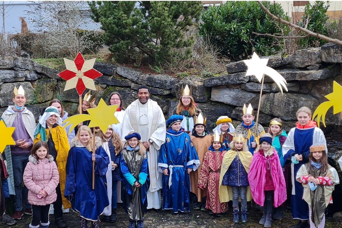 Pfarrer Julius Ekwueme von der Seelsorgeeinheit Oppenweiler/Kirchberg bei der Aussendung der Sternsinger von Burgstetten. Foto: Nadja Jelica