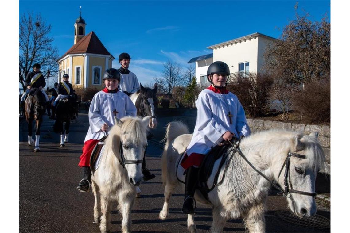 Reiter beim traditionellen Silvesterritt durch Westhausen Pfarrer Matthias Reiner reitet mit Ministranten an der Silvesterkapelle vorbei. Foto: Stefan Puchner/dpa