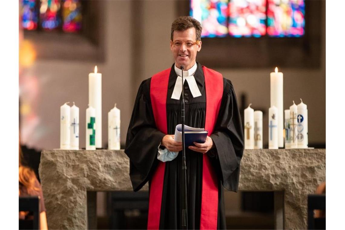 Viele Konfirmationen und Firmungen werden jetzt nachgeholt Pfarrer Matthias Vosseler leitet eine Konfirmation in der Stuttgarter Stiftskirche. Foto: Christoph Schmidt/dpa