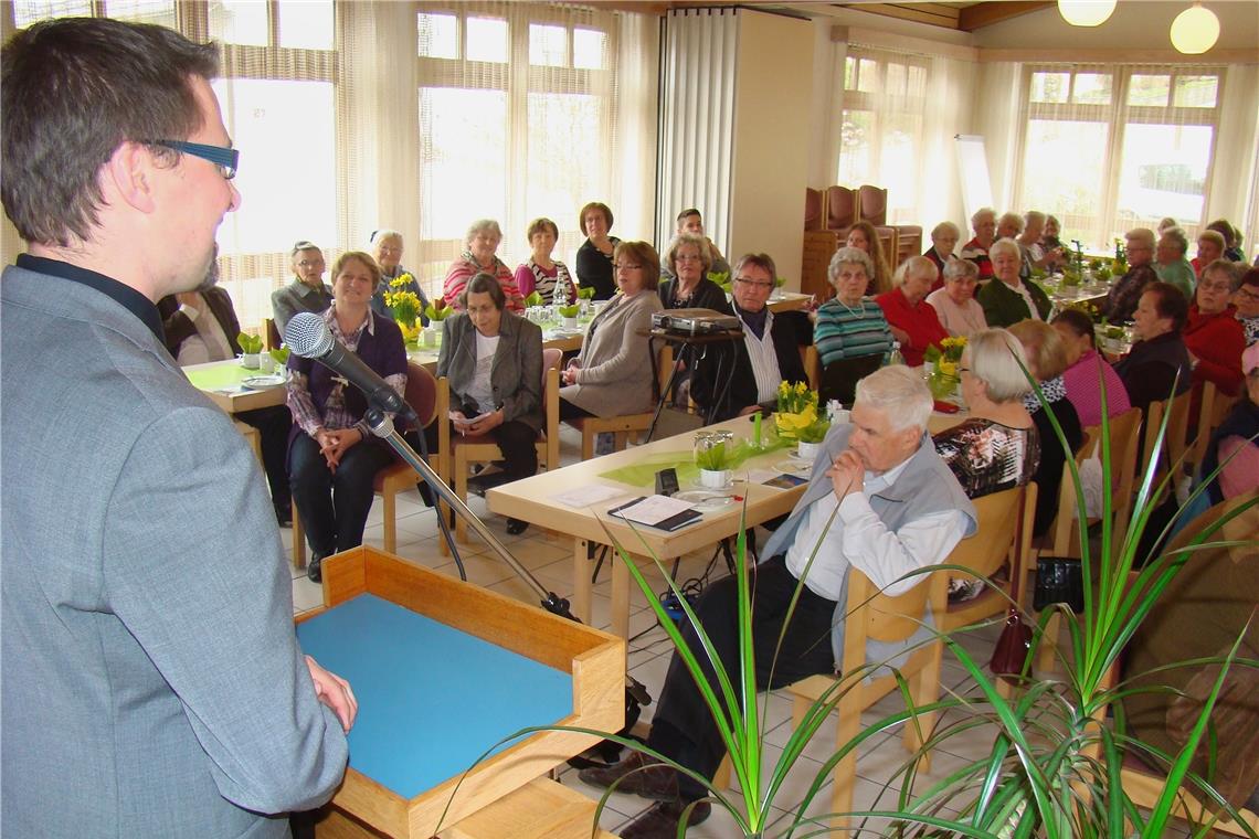 Unbürokratische Hilfe für die Bürger Pfarrer Weber spricht beim Begegnungscafé: Ein Bild aus der Vor-Corona-Zeit. Foto: privat