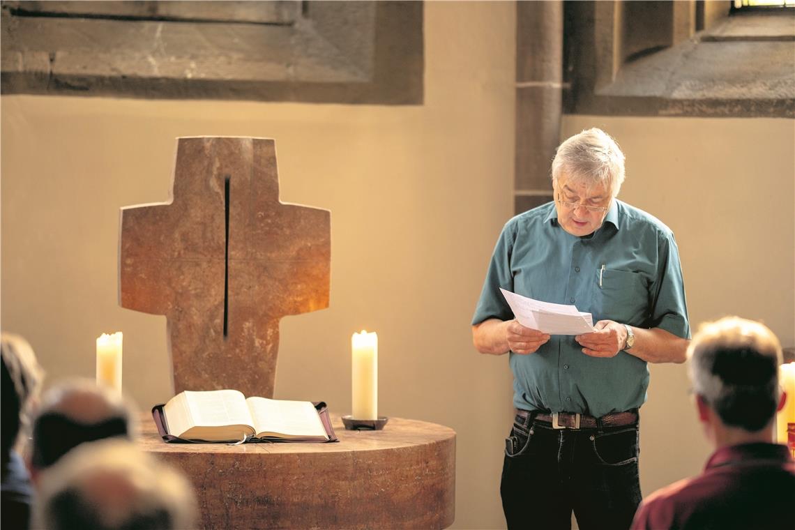 Der Osterbotschaft auf der Spur Pfarrer Wolfgang Beck beim Auftakt im Totenkirchle – der ersten Station des Osterpilgerwegs.