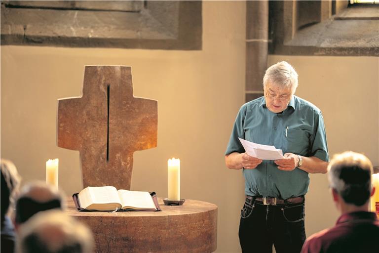 Pfarrer Wolfgang Beck beim Auftakt im Totenkirchle – der ersten Station des Osterpilgerwegs.