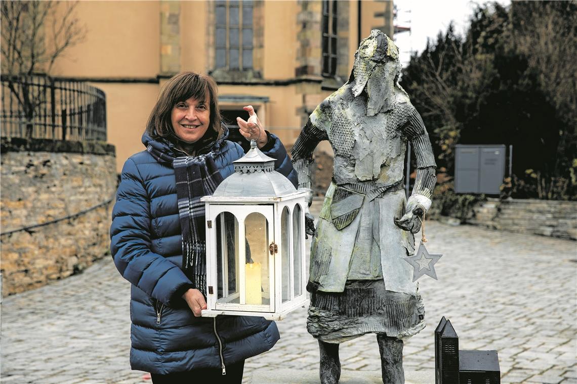 Weihnachtsgottesdienst auf dem Stiftshof Pfarrerin Sabine Goller-Braun freut sich auf den Gottesdienst auf dem Stiftshof. Wer am Ende das Friedenslicht nach Hause tragen will, sollte eine Laterne oder ein Windlicht mitbringen.