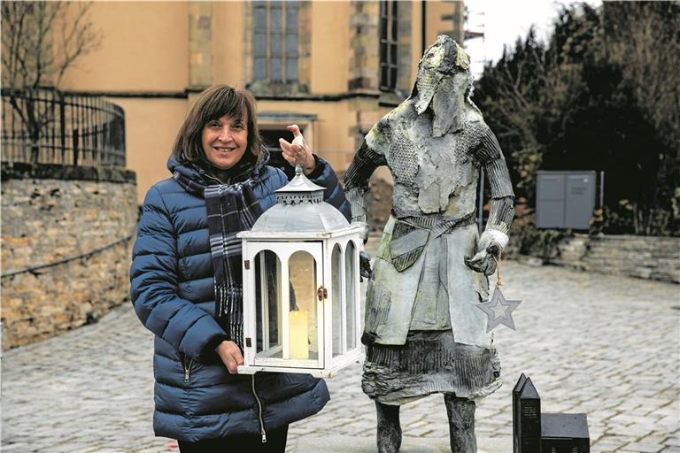 Pfarrerin Sabine Goller-Braun freut sich auf den Gottesdienst auf dem Stiftshof. Wer am Ende das Friedenslicht nach Hause tragen will, sollte eine Laterne oder ein Windlicht mitbringen.