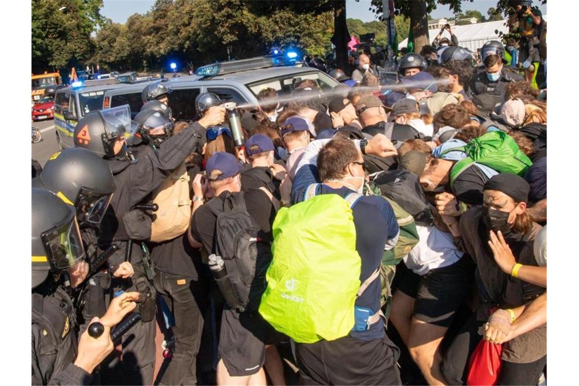 Proteste gegen IAA: Zusammenstöße und Pfefferspray Pfefferspray-Einsatz gegen Demonstranten. Foto: Peter Kneffel/dpa