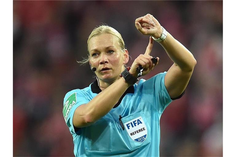 Pfeift als erste Schiedsrichterin ein Endspiel um den Supercup: Bibiana Steinhaus. Foto: Torsten Silz/dpa
