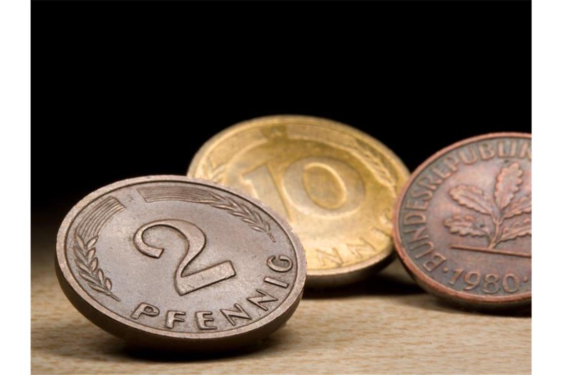 Mark und Pfennig im Milliardenwert noch nicht umgetauscht Pfennigstücke liegen auf einem Tisch nebeneinander. Anfang des Jahres 2002 löste das Euro-Bargeld die D-Mark ab. Foto: Sebastian Gollnow/dpa